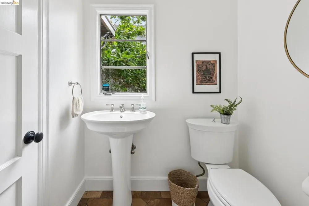 208 Lee St Oakland, CA 94610