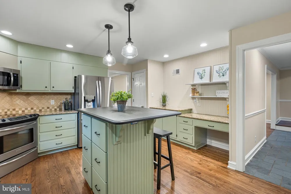 1012 WARWICK LANE Wilmington, DE 19807