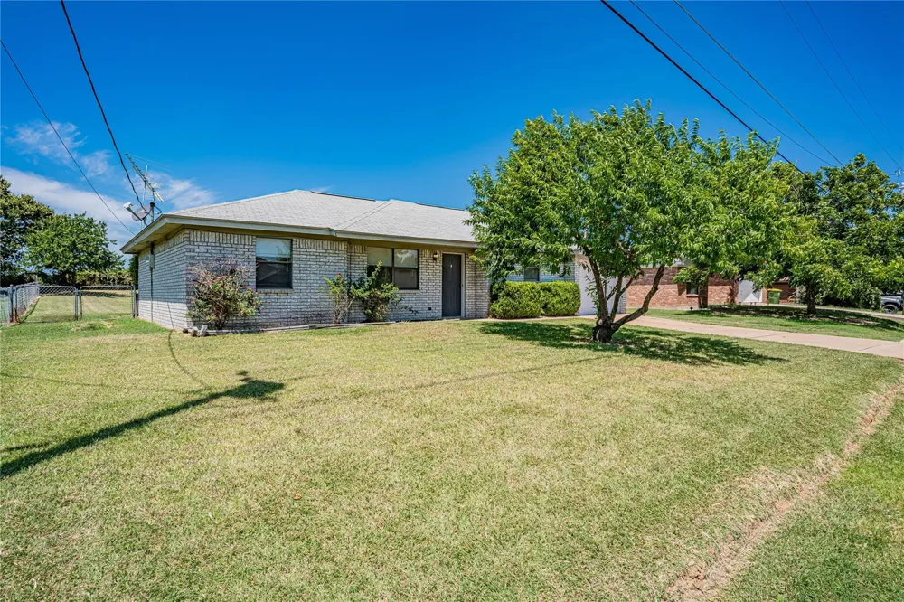 4031 Country Meadows Circle Granbury, TX 76049