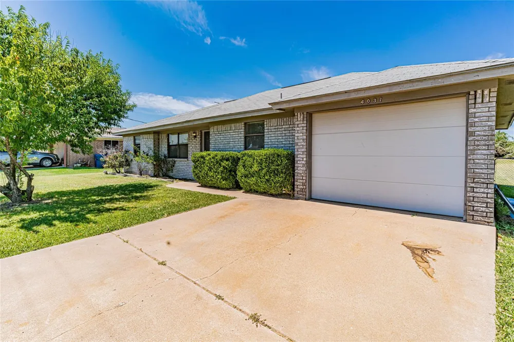4031 Country Meadows Circle Granbury, TX 76049