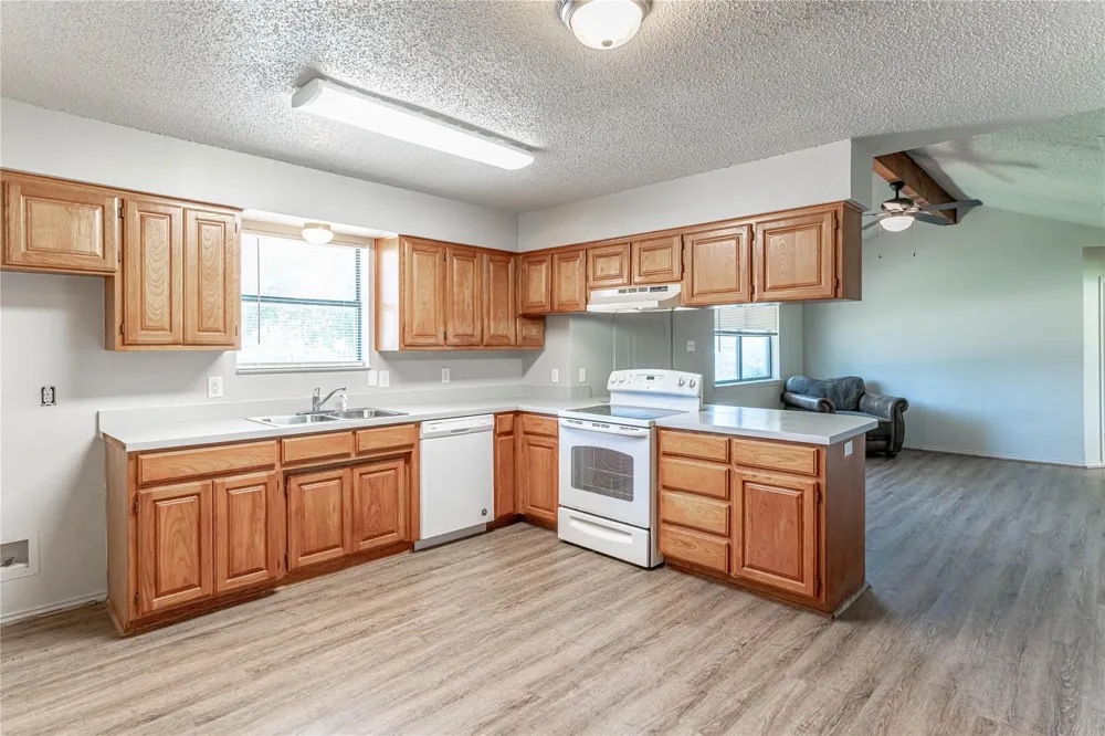 4031 Country Meadows Circle Granbury, TX 76049