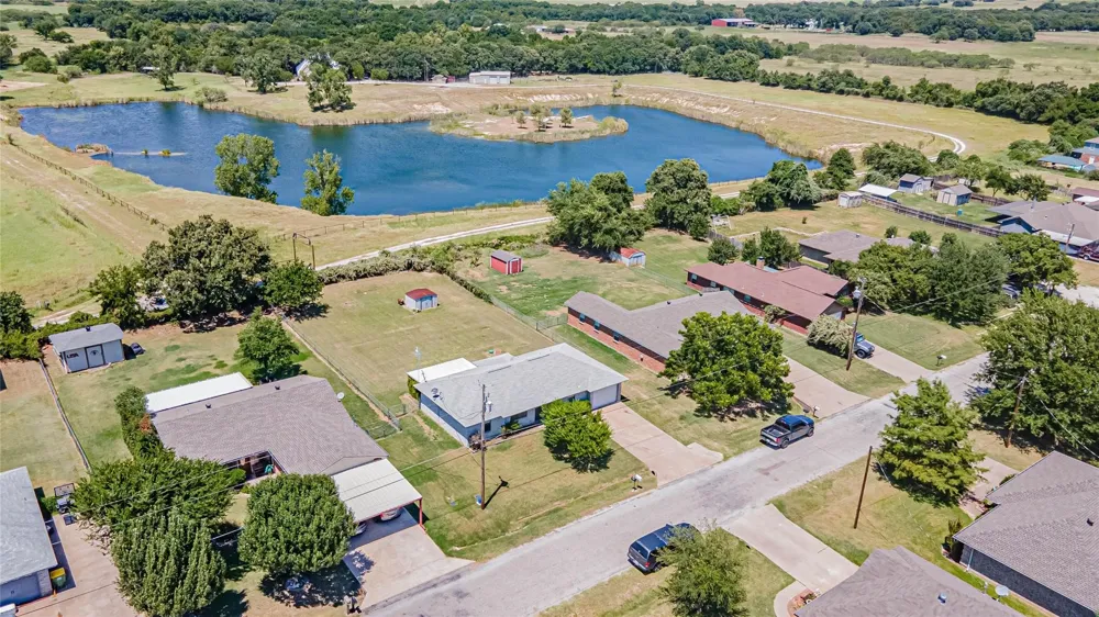 4031 Country Meadows Circle Granbury, TX 76049
