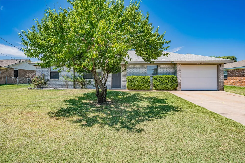 4031 Country Meadows Circle Granbury, TX 76049