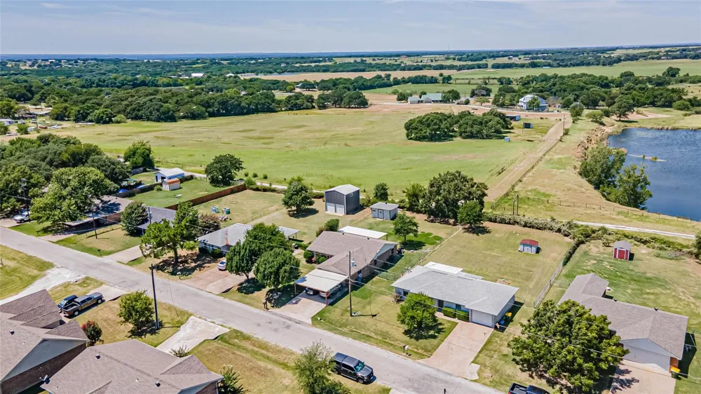4031 Country Meadows Circle Granbury, TX 76049