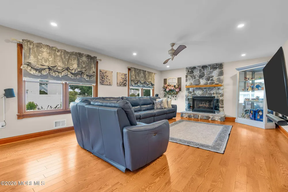 9 Yosemite Road Howell, NJ 07731