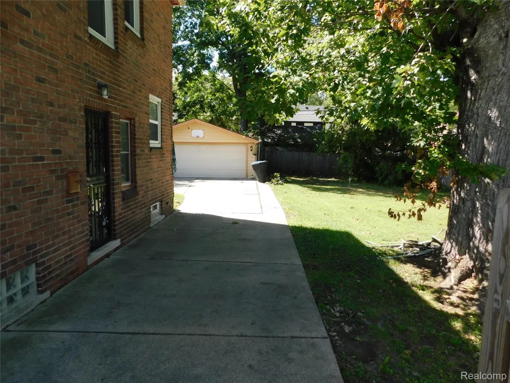 14225 Greenview Road Detroit City, MI 48223