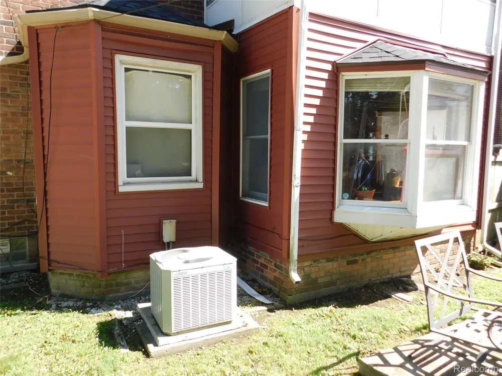 14225 Greenview Road Detroit City, MI 48223