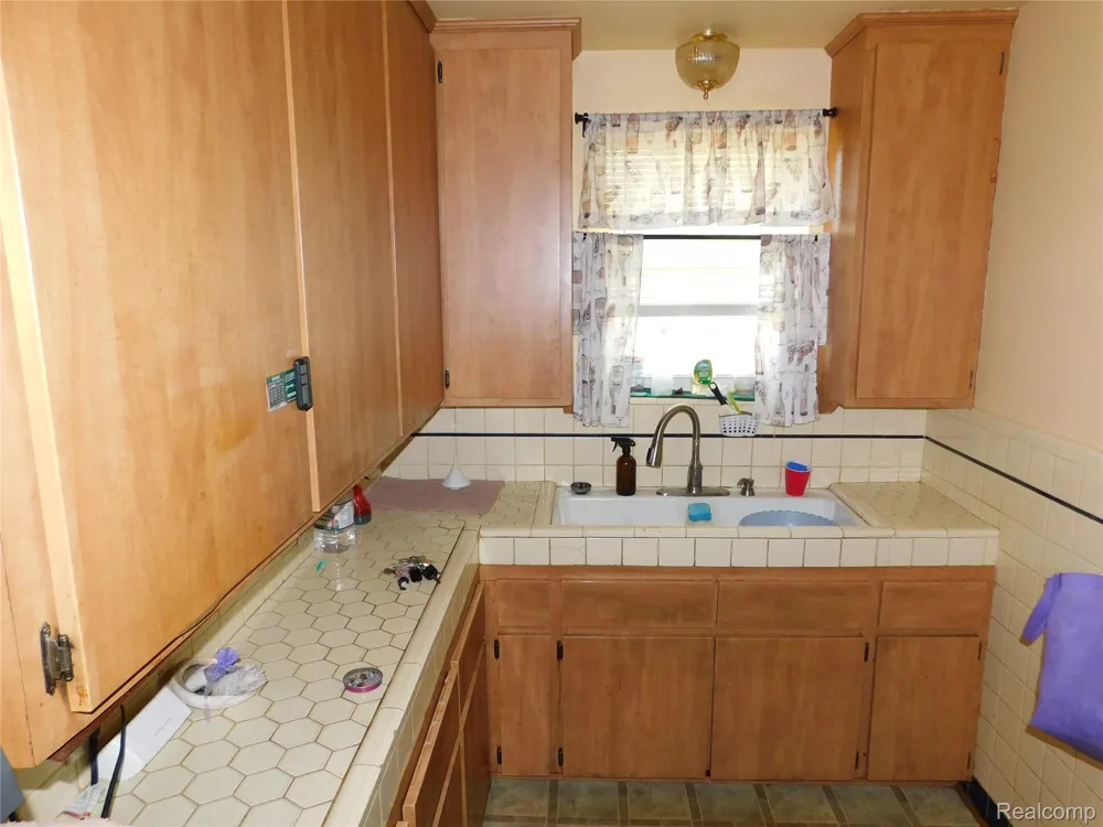 14225 Greenview Road Detroit City, MI 48223