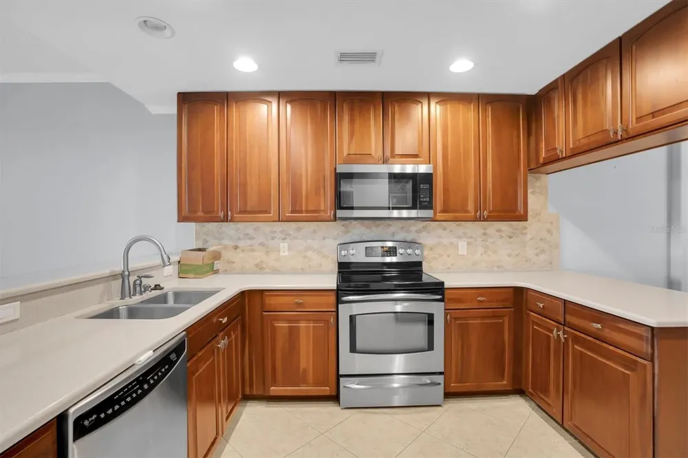 7040 KEY HAVEN ROAD #605 Seminole, FL 33777
