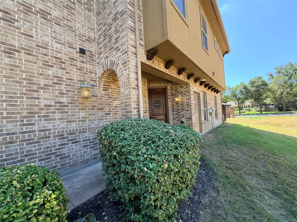 950 Brook Forest Lane Euless, TX 76039