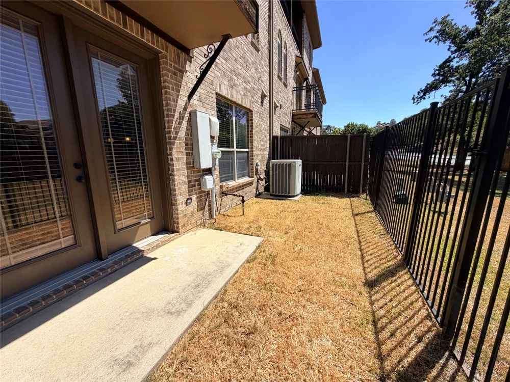 950 Brook Forest Lane Euless, TX 76039