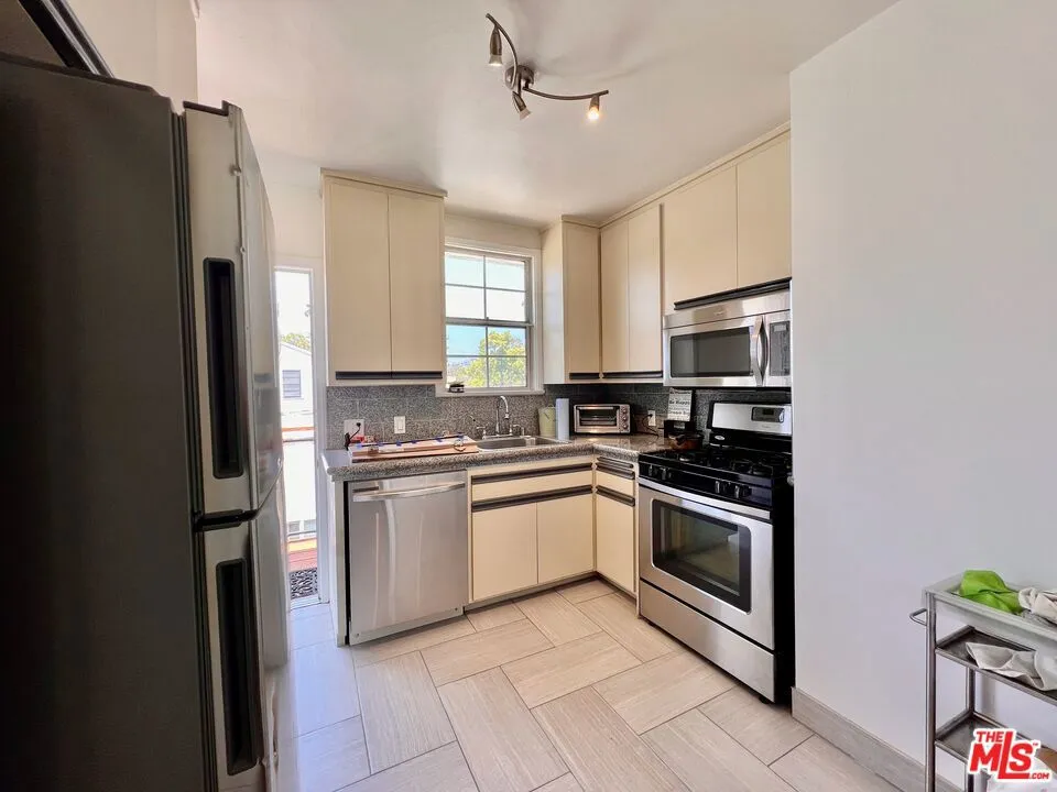 2333 S Garth Avenue #1/2 Los Angeles, CA 90034