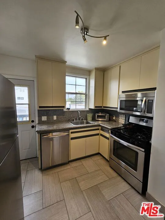 2333 S Garth Avenue #1/2 Los Angeles, CA 90034