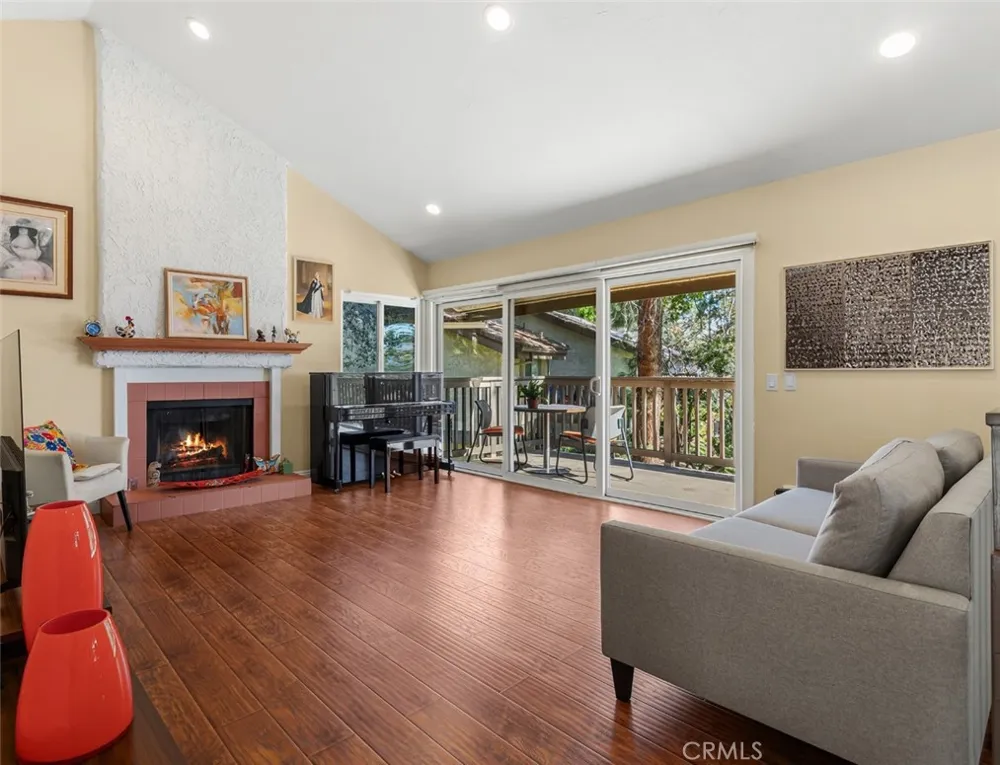 66 Mockingbird Court Oak Park, CA 91377