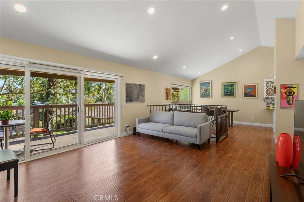 66 Mockingbird Court Oak Park, CA 91377