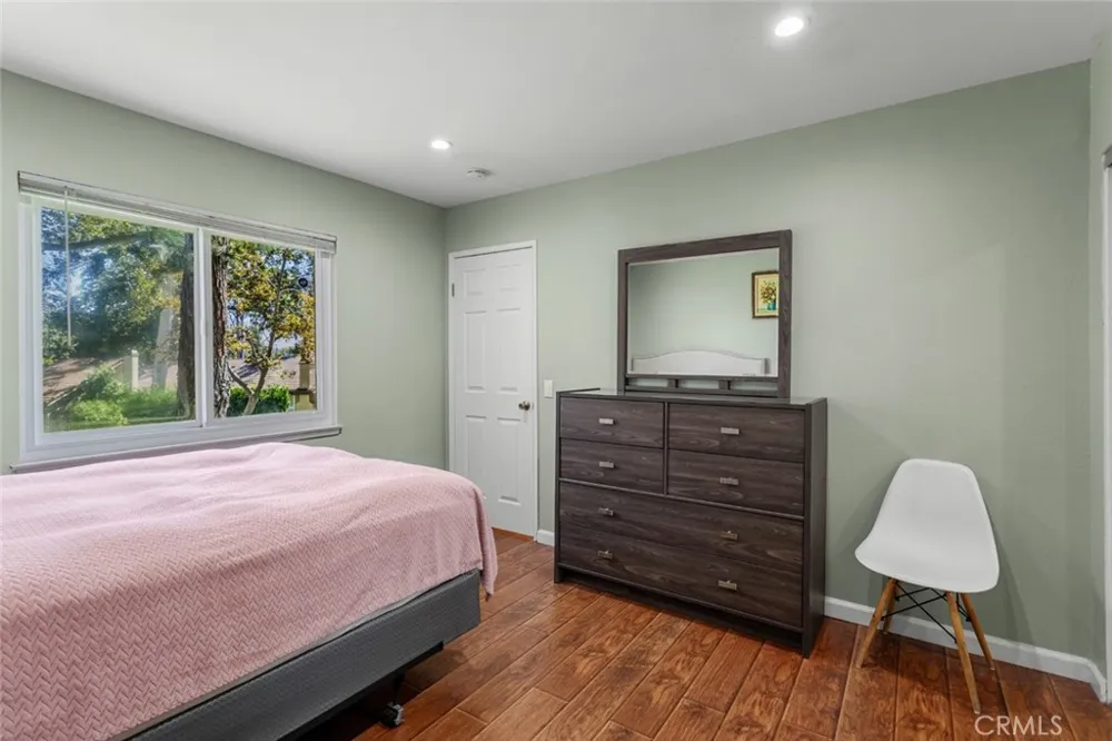 66 Mockingbird Court Oak Park, CA 91377