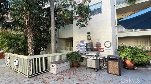1230 Sweetzer #114 West Hollywood, CA 90069