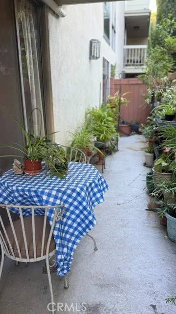 1230 Sweetzer #114 West Hollywood, CA 90069