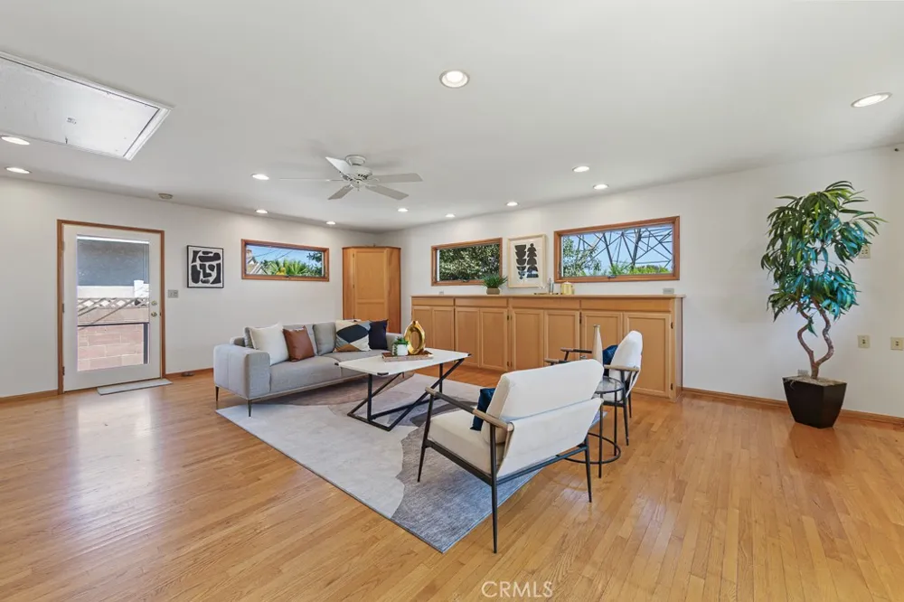 868 Stevely Long Beach, CA 90815
