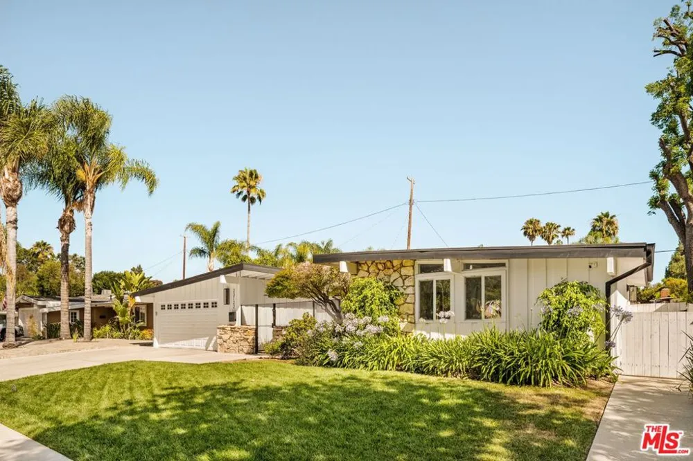 23122 Bigler Street Woodland Hills, CA 91364
