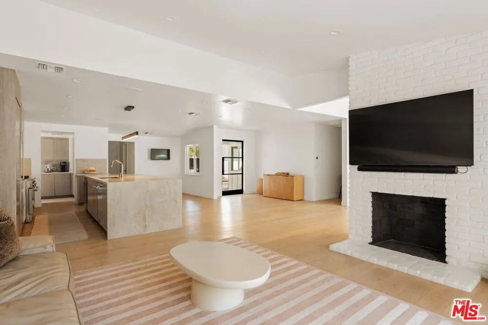 23122 Bigler Street Woodland Hills, CA 91364