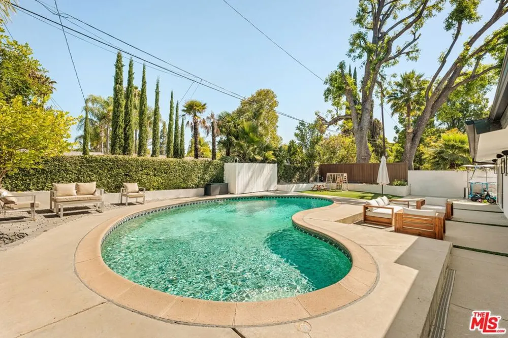 23122 Bigler Street Woodland Hills, CA 91364