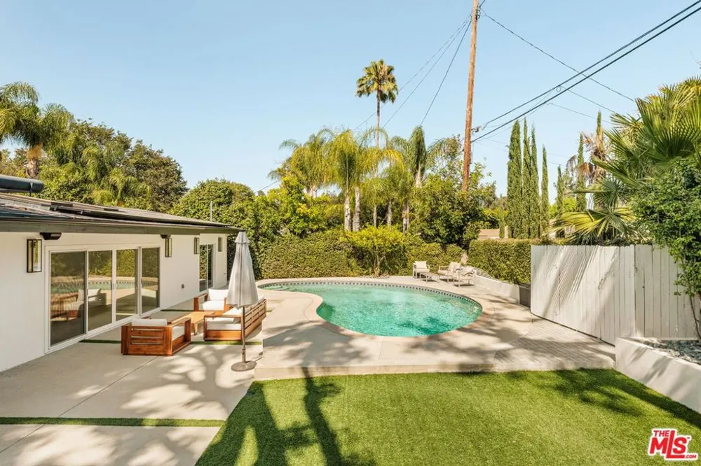 23122 Bigler Street Woodland Hills, CA 91364