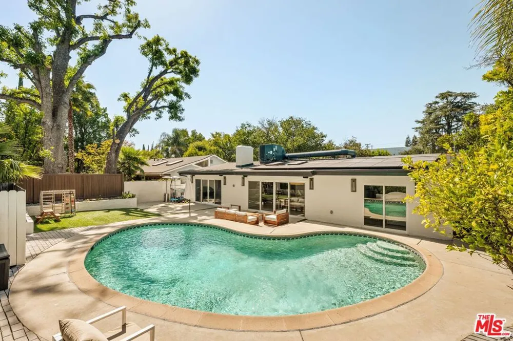 23122 Bigler Street Woodland Hills, CA 91364