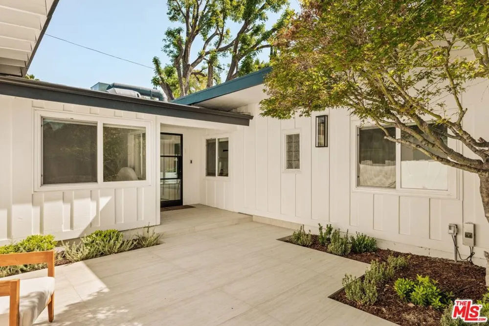 23122 Bigler Street Woodland Hills, CA 91364