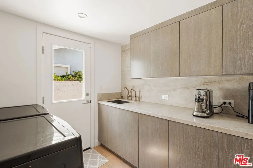 23122 Bigler Street Woodland Hills, CA 91364