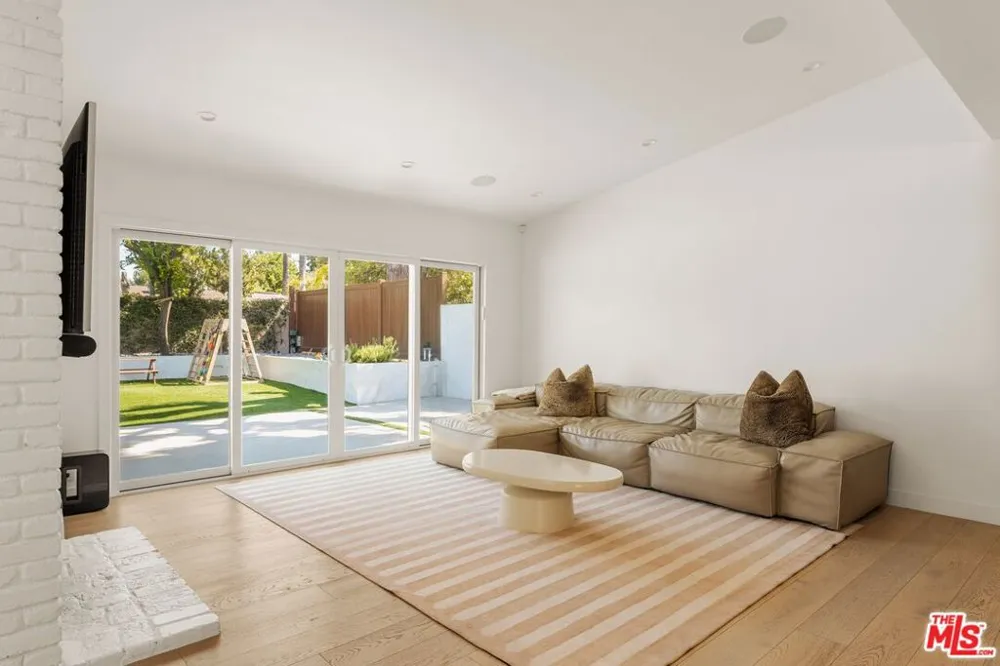 23122 Bigler Street Woodland Hills, CA 91364