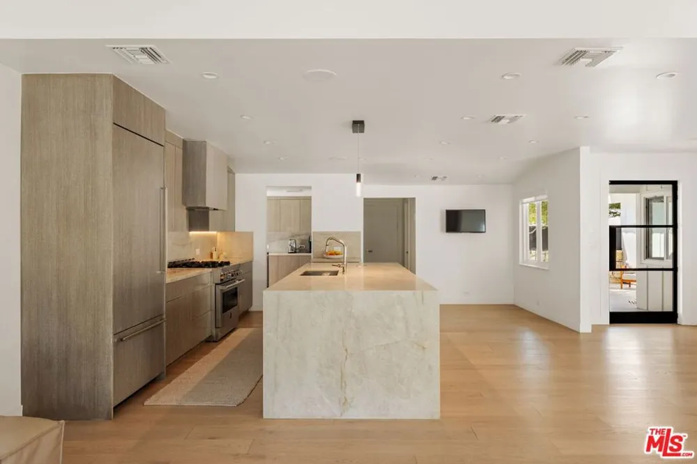 23122 Bigler Street Woodland Hills, CA 91364