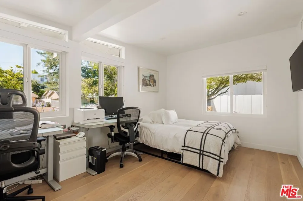 23122 Bigler Street Woodland Hills, CA 91364