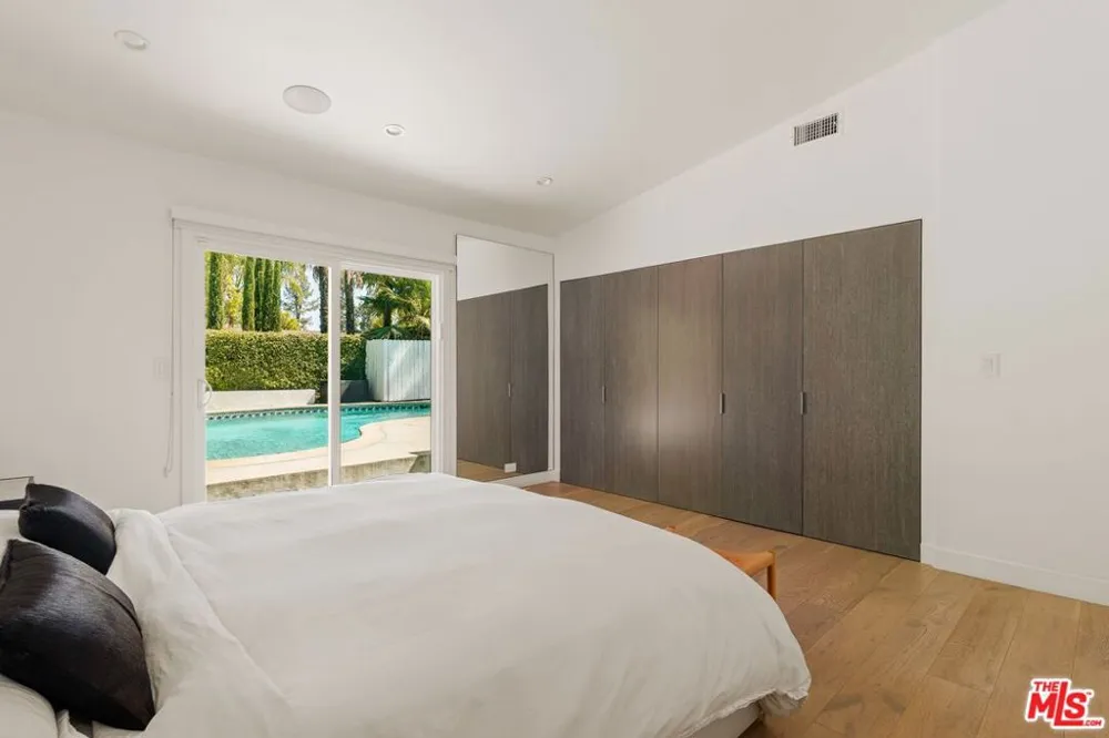 23122 Bigler Street Woodland Hills, CA 91364