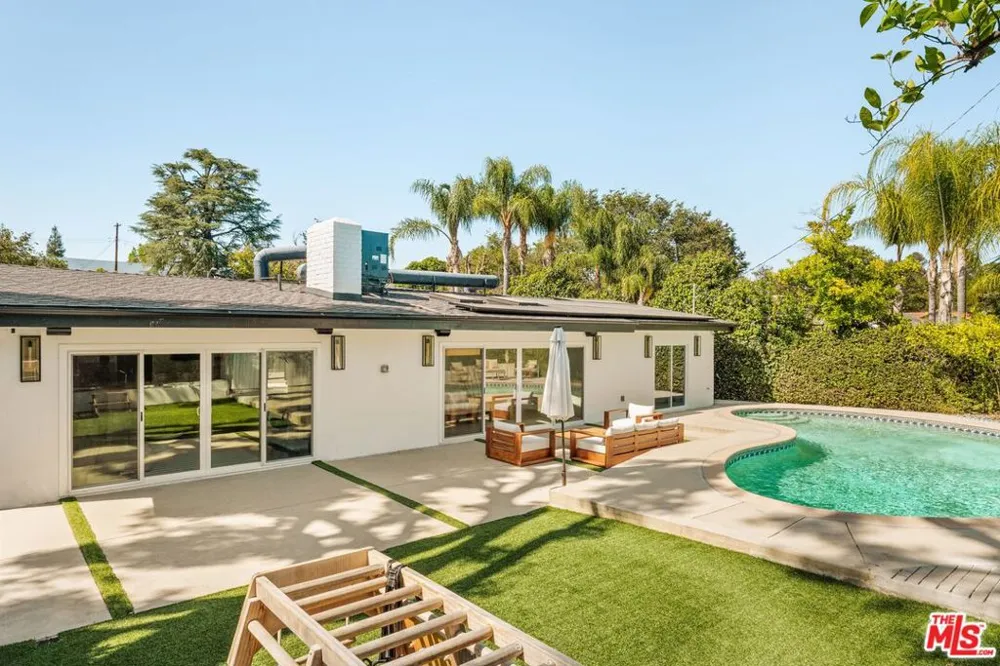 23122 Bigler Street Woodland Hills, CA 91364