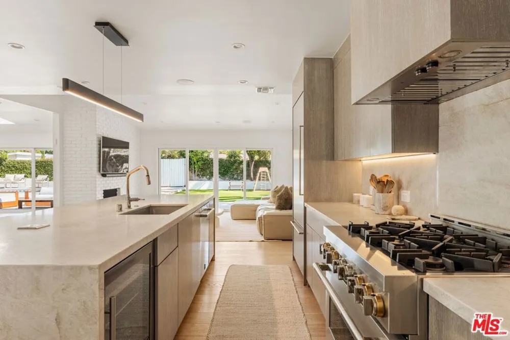 23122 Bigler Street Woodland Hills, CA 91364