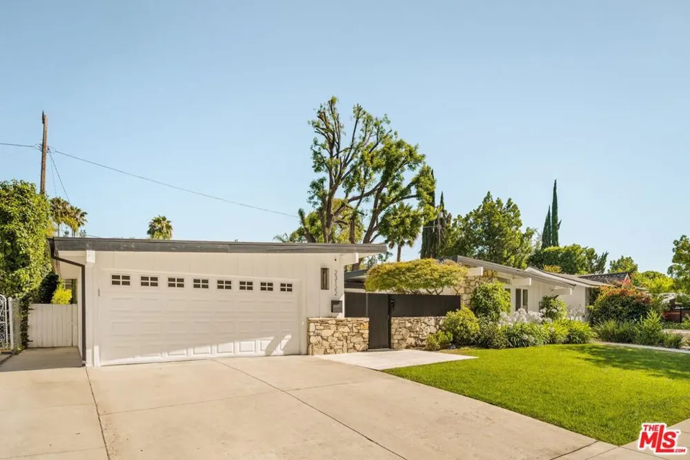 23122 Bigler Street Woodland Hills, CA 91364