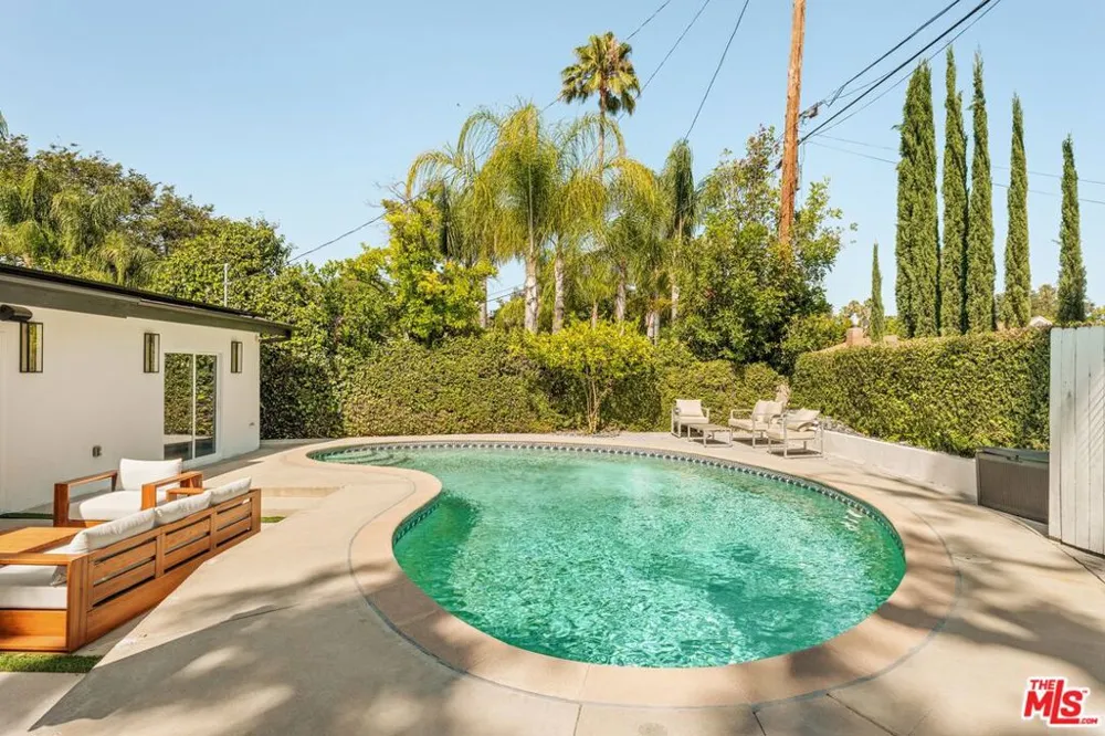 23122 Bigler Street Woodland Hills, CA 91364