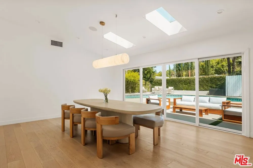 23122 Bigler Street Woodland Hills, CA 91364