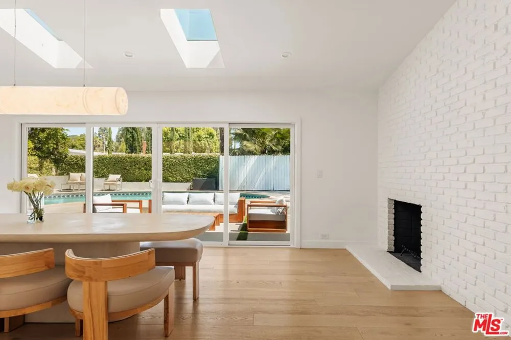 23122 Bigler Street Woodland Hills, CA 91364