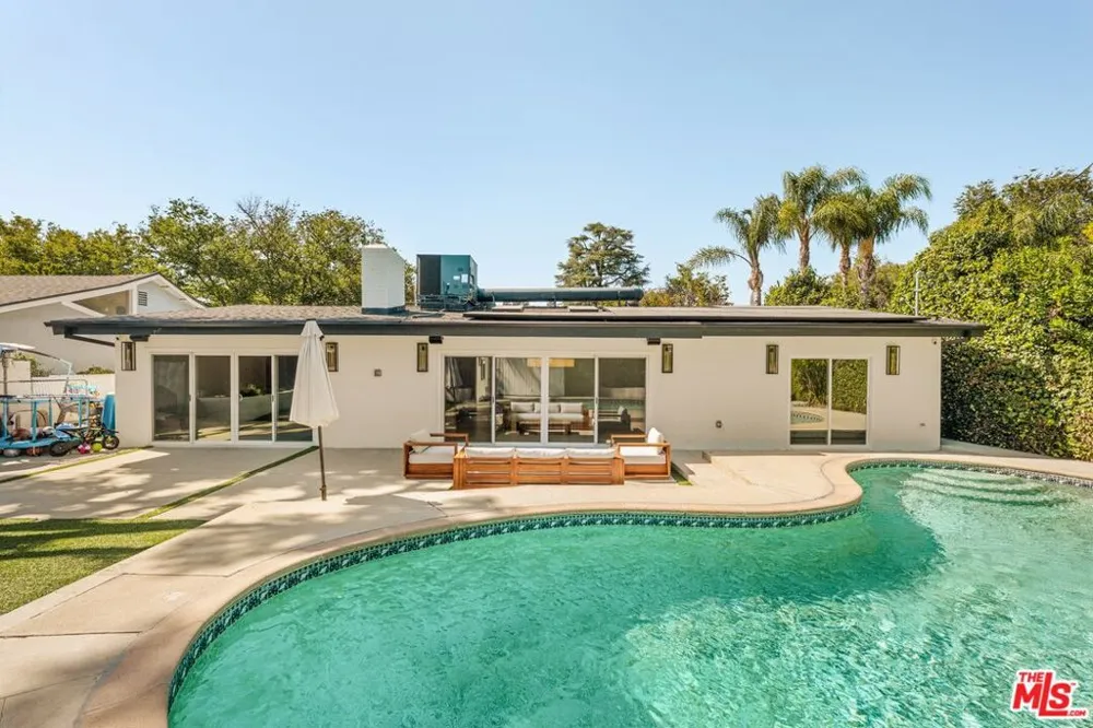 23122 Bigler Street Woodland Hills, CA 91364
