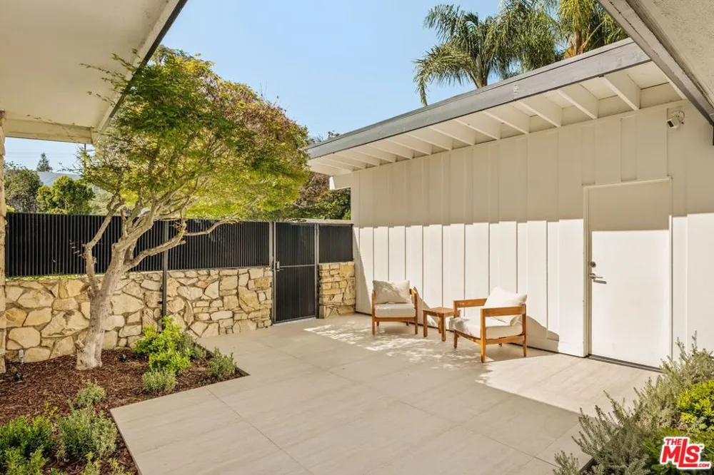23122 Bigler Street Woodland Hills, CA 91364