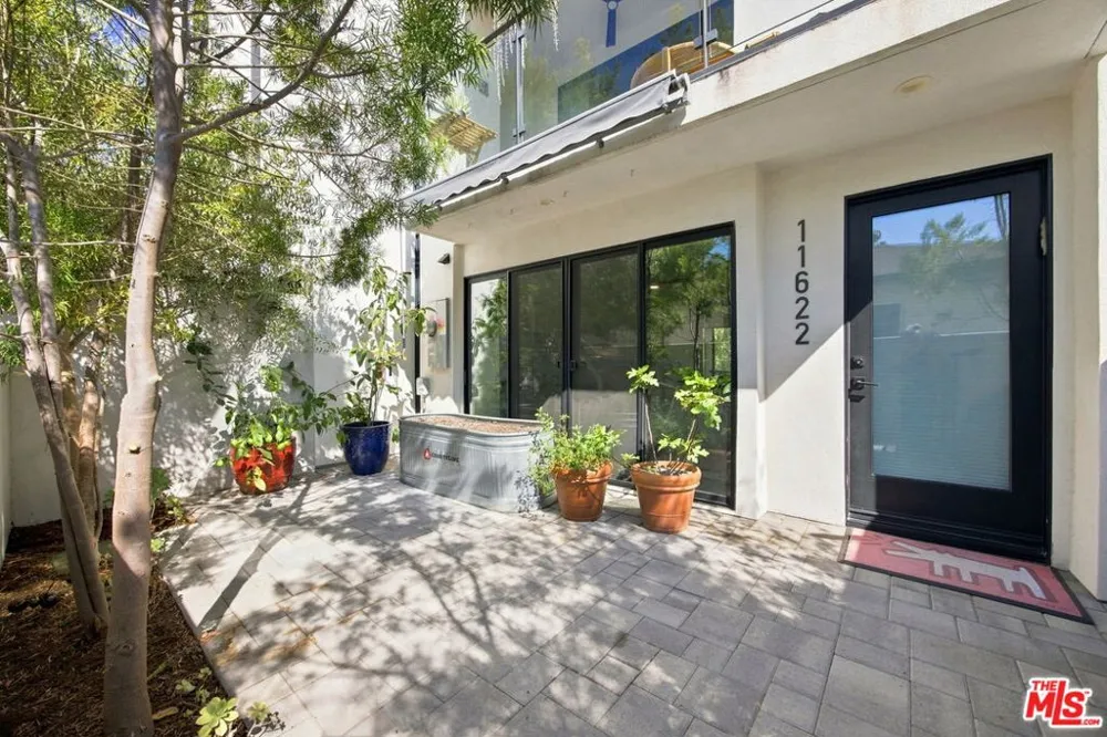 11622 Colfax Meadow Lane Studio City, CA 91604