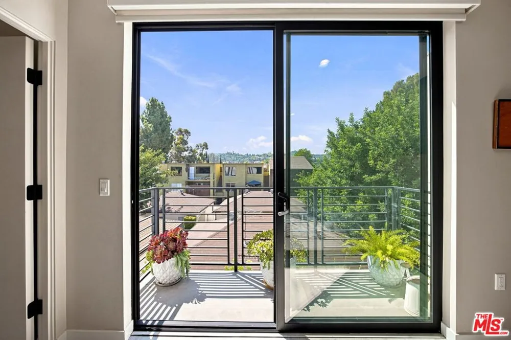 11622 Colfax Meadow Lane Studio City, CA 91604