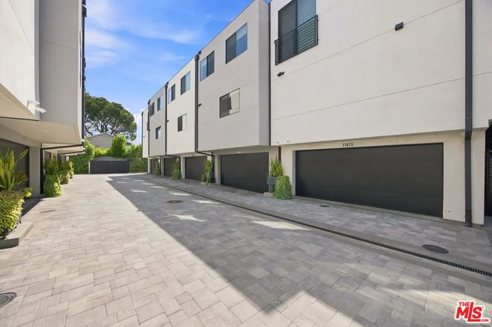 11622 Colfax Meadow Lane Studio City, CA 91604