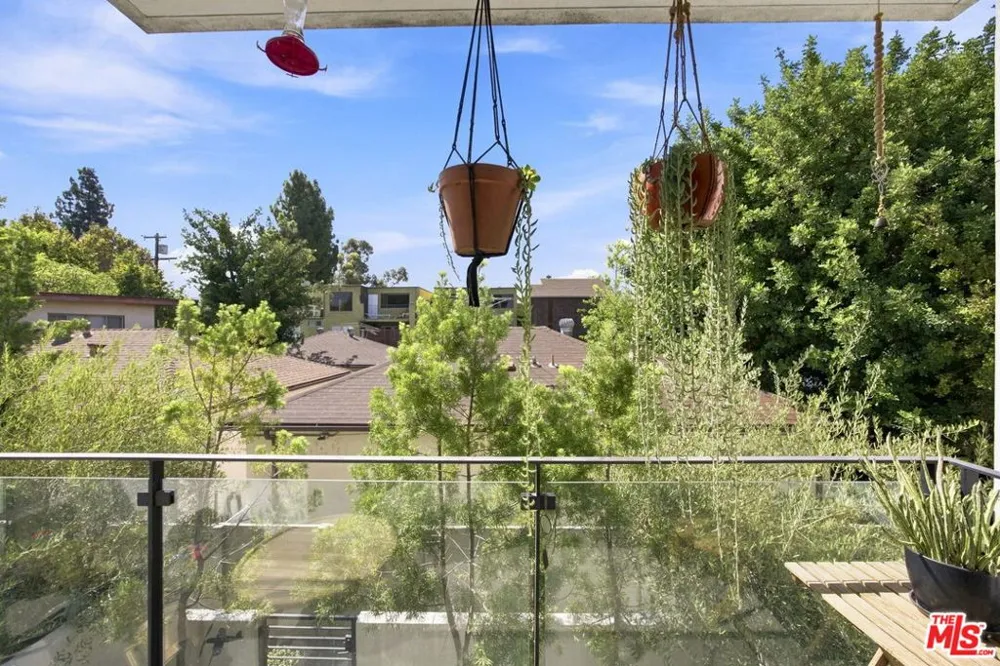 11622 Colfax Meadow Lane Studio City, CA 91604
