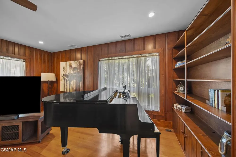 2375 Laguna Circle Drive Agoura Hills, CA 91301