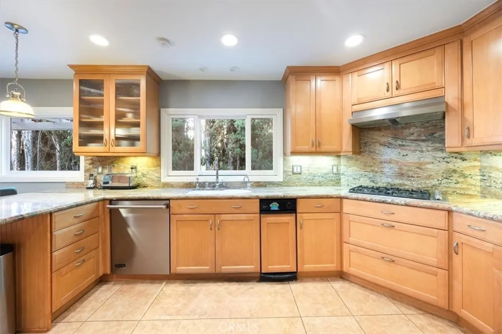 10408 Summer Holly Los Angeles, CA 90077