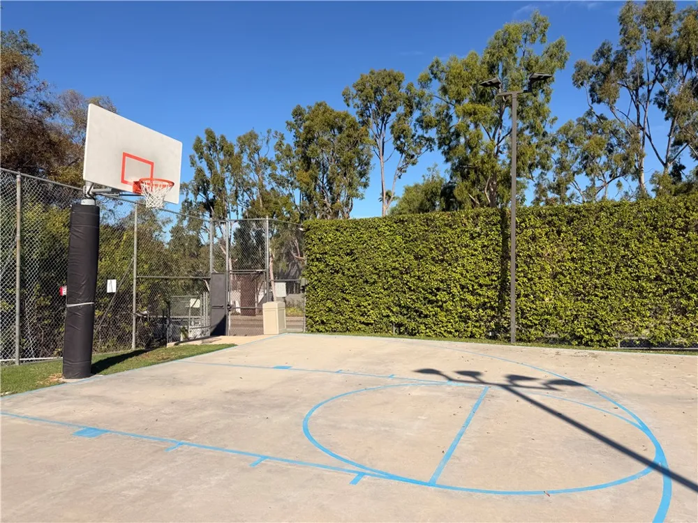 10408 Summer Holly Los Angeles, CA 90077