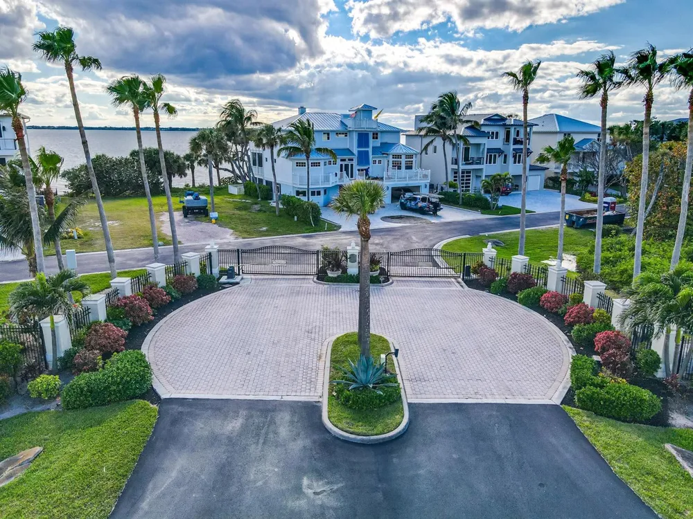 7683 Pelican Pointe Drive Jensen Beach, FL 34957